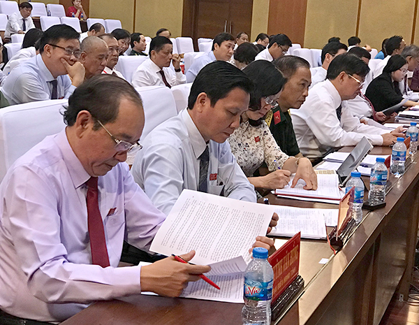 Đồng chí Lê Ngọc Linh, Giám đốc Sở TN-MT giải trình các ý kiến của đại biểu HĐND về các vấn đề về đất đai, môi trường.