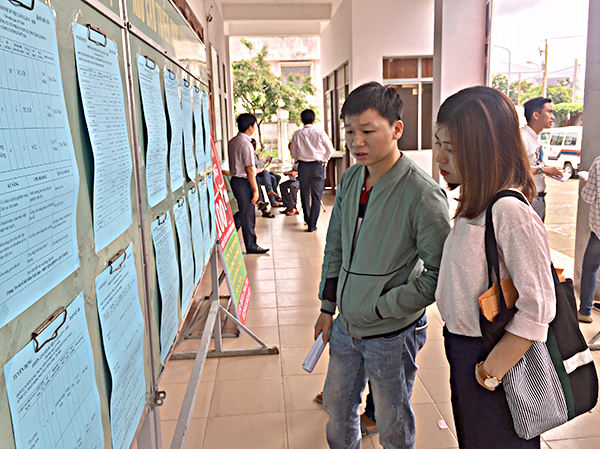 Người lao động tìm hiểu thông tin việc làm tại Phiên giao dịch việc làm lần thứ 5 năm 2018 tại TX. Phú Mỹ.