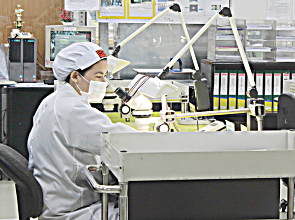 Sản xuất thiết bị điện tử tại Công ty TNHH sản phẩm máy tính Fujitsu Việt Nam ở Khu công nghiệp Biên Hòa 2.