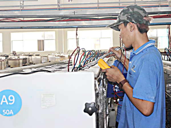 Sản xuất hàng xuất khẩu tại Công ty TNHH Center Power Tech Việt Nam (Khu công nghiệp Nhơn Trạch 2).