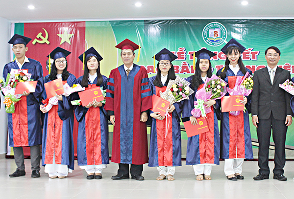 Thầy Hồ Cảnh Hạnh, Hiệu trưởng Trường CĐ Sư phạm BR-VT trao Bằng tốt nghiệp cho SV. 