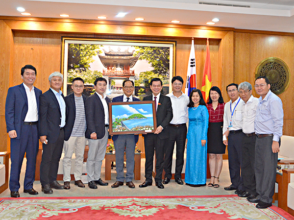 Đồng chí Nguyễn Hồng Lĩnh, Ủy viên Trung ương Đảng, Bí thư Tỉnh ủy, Chủ tịch HĐND tỉnh tặng quà lưu niệm cho ông Park Noh Wan, Phó Chủ tịch tỉnh Jeollabukdo nhân chuyến thăm.