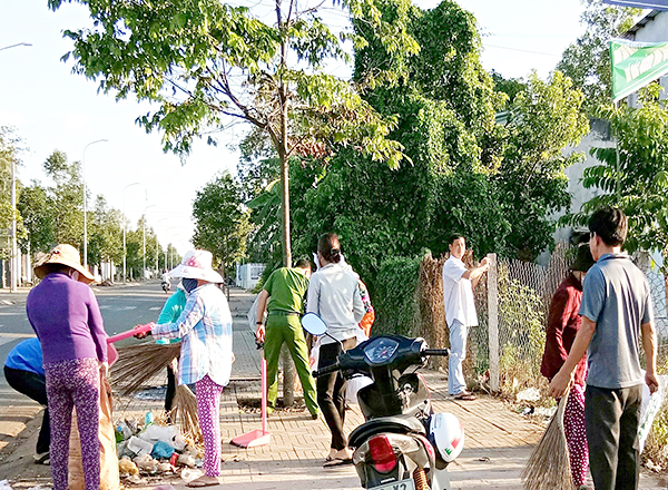 Cán bộ, hội viên Hội LHPN thị trấn Ngãi Giao (huyện Châu Đức) cùng các đơn vị, ban, ngành đoàn thể tại địa phương ra quân làm sạch đường phố - một trong nhiều hoạt động của mô hình dân vận khéo “ Nhà sạch, đường phố không rác” do Hội LHPN thị trấn phát động.