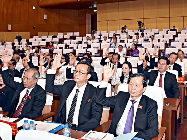 Biểu quyết thông qua Nghị quyết về nhiệm vụ trọng tâm phát triển kinh tế-xã hội, quốc phòng-an ninh 6 tháng cuối năm 2018 của tỉnh.