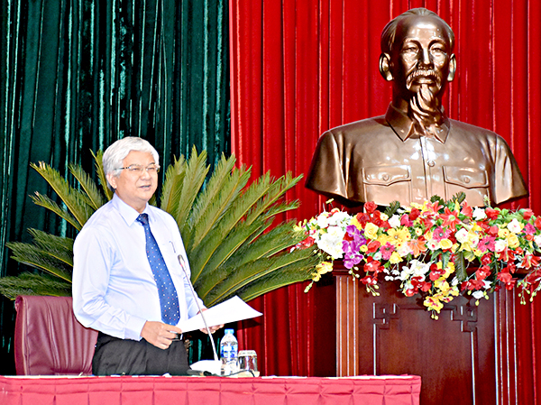 Ông Nguyễn Thanh Giang, Giám đốc Sở GD-ĐT trả lời chất vấn.