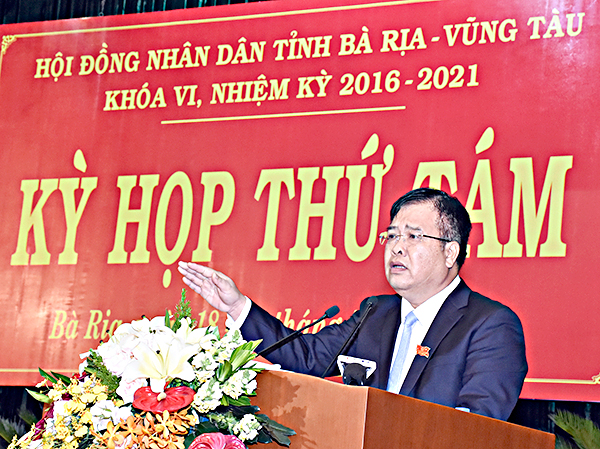Đồng chí Nguyễn Văn Trình, Phó Bí thư Tỉnh ủy, Chủ tịch HĐND tỉnh nêu lên những nhiệm vụ, giải pháp phát triển kinh tế, văn hóa-xã hội, quốc phòng-an ninh trong thời gian tới