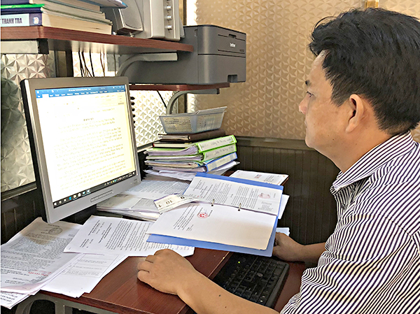 Thanh tra UBND TP. Bà Rịa xử lý đơn thư khiếu nại của công dân. Ảnh: PHƯƠNG ANH