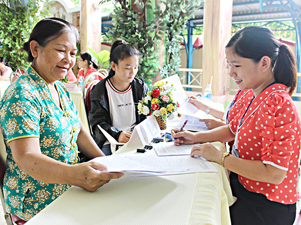 Hội đồng tuyển sinh Trường MN Châu Thành hướng dẫn phụ huynh nộp hồ sơ dự tuyển vào ngày 21-7. Ảnh: HOÀNG DƯƠNG