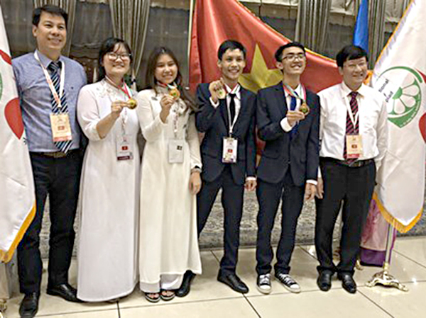 Đội tuyển học sinh Việt Nam tham dự Olympic Sinh học quốc tế năm 2018 chụp ảnh cùng các thầy giáo.