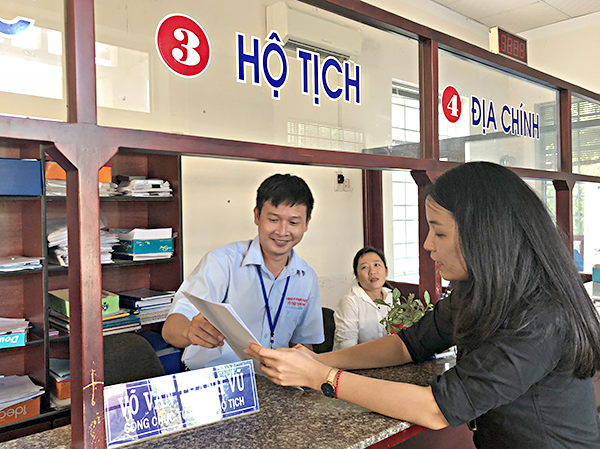 Người dân làm thủ tục về hộ tịch tại Bộ phận tiếp nhận và trả kết quả UBND phường Phước Hiệp, TP.Bà Rịa.