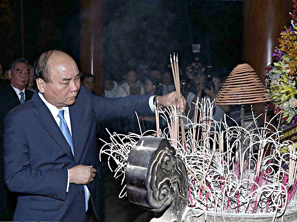 Thủ tướng Nguyễn Xuân Phúc dâng hương tại Nhà bia tưởng niệm Liệt sĩ thanh niên xung phong toàn quốc tại Khu di tích Ngã ba Đồng Lộc. Ảnh: THỐNG NHẤT