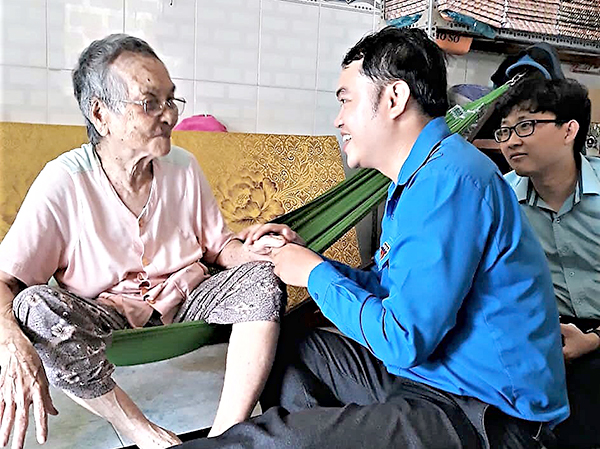 Anh Thôi Đại Việt, Phó Bí thư Thị Đoàn Phú Mỹ đến thăm, chúc sức khỏe gia đình chính sách Nguyễn Thị Lịa (tổ 5, thôn Phước Hiệp, xã Tân Hòa).