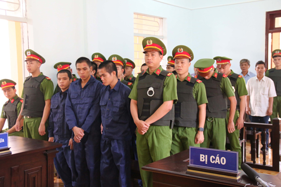 Các bị cáo tại phiên tòa. 