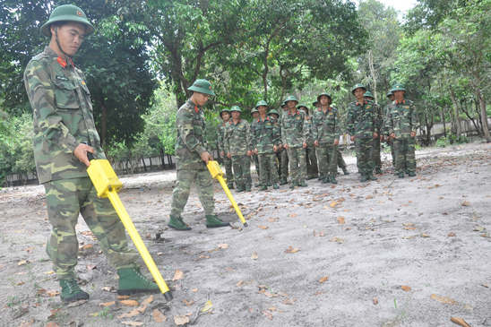 Chiến sĩ Đại đội Công binh 46 thuộc Phòng Tham mưu - Bộ CHQS tỉnh huấn luyện rà phá bom, mìn.