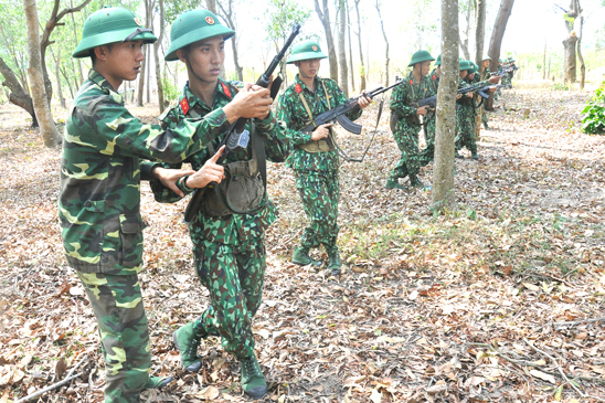 Cán bộ huấn luyện Trung đoàn Minh Đạm hướng dẫn chiến sĩ mới luyện tập động tác bắn gần.