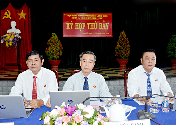 Các đồng chí: Võ Hữu Hạnh, Phó Bí thư Thường trực Huyện ủy, Chủ tịch HĐND huyện; Phạm Sơn Hùng, Phó Chủ tịch HĐND huyện; Trần Quang Vinh, Phó Chủ tịch HĐND huyện, chủ tọa kỳ họp.