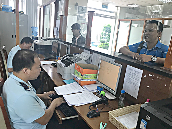 DN làm thủ tục thanh lý hàng qua khu vực giám sát tại cảng TCIT, TX.Phú Mỹ. Ảnh: Thanh Nga. Ảnh: THANH NGA