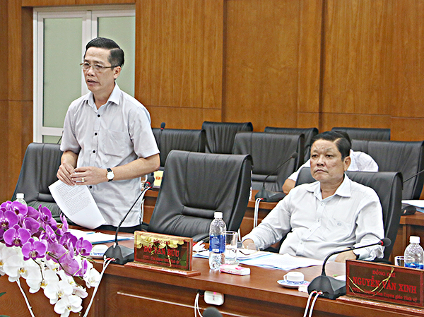 Đồng chí Lưu Tài Đoàn, Ủy viên Ban Thường vụ Tỉnh ủy, Trưởng Ban Tổ chức Tỉnh ủy góp ý Đề án tinh giản biên chế các cơ quan hành chính tỉnh theo Kế hoạch thực hiện Nghị quyết 39 của Bộ Chính trị.