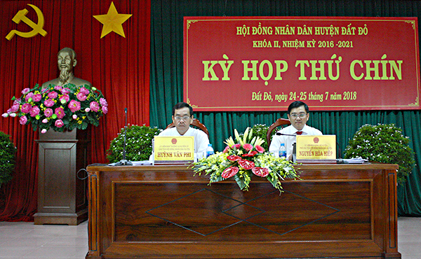 Đồng chí Huỳnh Văn Phi (trái), Chủ tịch HĐND huyện và đồng chí Nguyễn Hòa Hiệp, Phó Chủ tịch HĐND huyện chủ tọa kỳ họp.
