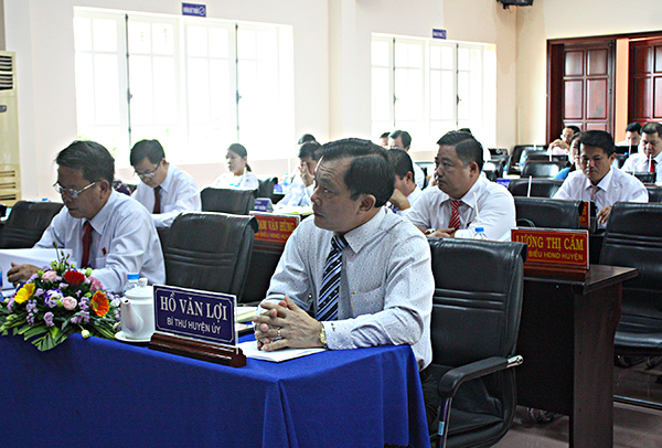 Các đại biểu tham dự kỳ họp.