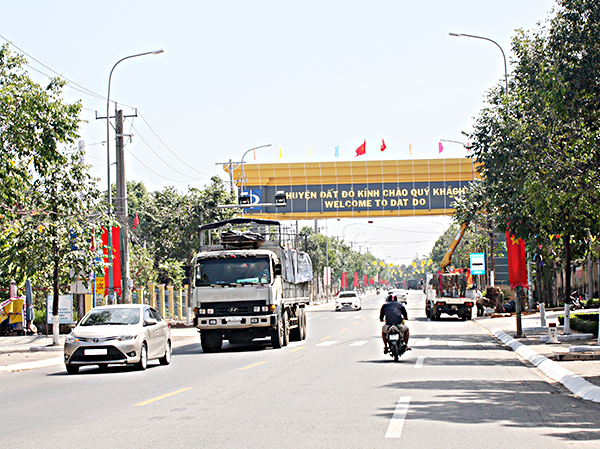 Tuyến đường cửa ngõ vào huyện Đất Đỏ được đầu tư khang trang, sạch đẹp.