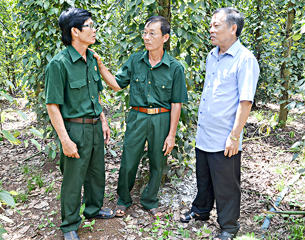 Đại diện Hội Cựu chiến binh xã Bình Ba (huyện Châu Đức) thăm hỏi, động viên ông Trần Công Xã (bìa trái), ở thôn Suối Lúp, xã Bình Ba.