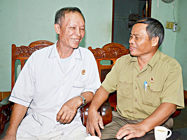 Đại diện Hội Cựu Chiến binh xã Sông Xoài (TX. Phú Mỹ) thăm hỏi, động viên thương binh Nguyễn Văn Đa (bìa trái).