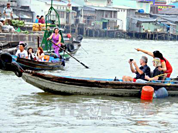 Du khách du lịch đường sông tham quan chợ nổi Cái Răng.