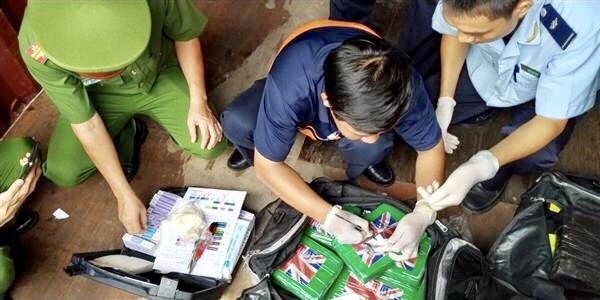 Lực lượng kiểm tra thực hiện thử nhanh bằng va ly thử ma túy.