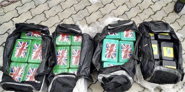 100 bánh cocaine giấu trong container phế liệu bị phát hiện.