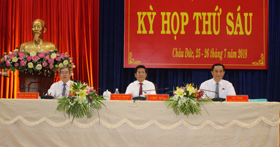 Từ trái qua: các đồng chí: Trần Phong Định, Phó Chủ tịch HĐND huyện; Bùi Chí Thành, Ủy viên Dự khuyết Trung ương Đảng, Bí thư Huyện ủy, Chủ tịch HĐND huyện; Lê Tình, Phó Chủ tịch HĐND huyện, chủ tọa kỳ họp.