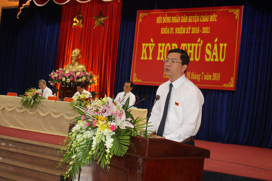 Đồng chí Nguyễn Công Vinh, Chủ tịch UBND huyện Châu Đức báo cáo tóm tắt tình hình phát triển kinh tế - xã hội, quốc phòng - an ninh 6 tháng đầu năm và phương hướng, nhiệm vụ 6 tháng cuối năm 2018.