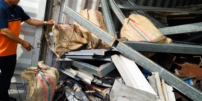 Các bao chứa cocaine cất giấu trong container hàng phế liệu. 