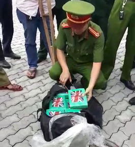 Lực lượng chức năng thu giữ số cocaine trong container chứa phế liệu. 