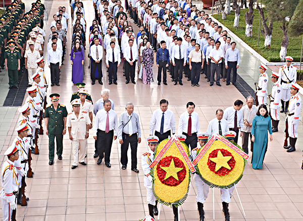Lãnh đạo tỉnh đặt vòng hoa viếng Nghĩa trang Liệt sĩ.