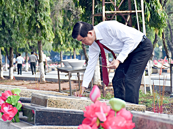 Đồng chí Nguyễn Hồng Lĩnh, Ủy viên Trung ương Đảng, Bí thư Tỉnh ủy, Chủ tịch HĐND tỉnh thắp nhang trên các phần mộ liệt sĩ.