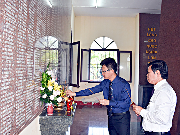 Các đại biểu thắp nhang tại Đền thờ Liệt sĩ.