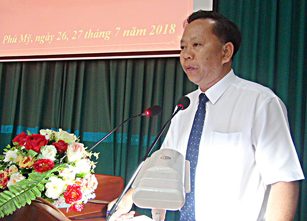 Đồng chí Lê Hà Hải, Phó Chủ tịch UBND TX.Phú Mỹ báo cáo tóm tắt tình hình phát triển kinh tế - xã hội, quốc phòng - an ninh 6 tháng đầu năm và phương hướng, nhiệm vụ 6 tháng cuối năm 2018.
