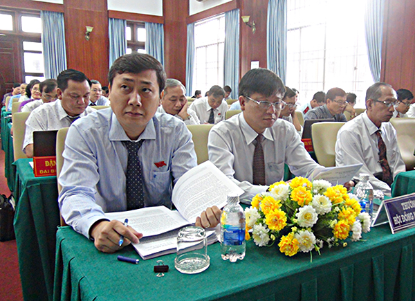 Đồng chí Trần Văn Tuấn (hàng đầu, thứ hai từ phải qua), Phó Chủ tịch HĐND tỉnh tham dự kỳ họp.