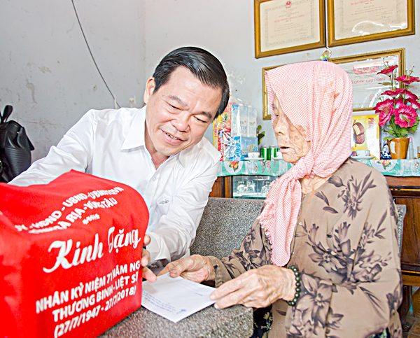 Đồng chí Nguyễn Hồng Lĩnh, Ủy viên Trung ương Đảng, Bí thư Tỉnh ủy, Chủ tịch HĐND tỉnh thăm hỏi, tặng quà Mẹ VNAH hùng Võ Thị Vĩ (TT.Đất Đỏ, huyện Đất Đỏ).