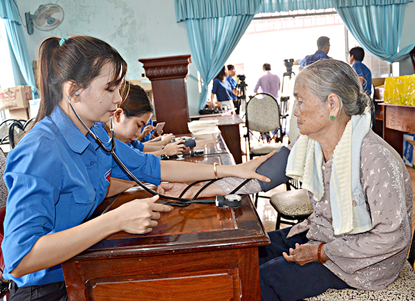 Đoàn viên, thanh niên ngành y tế khám bệnh miễn phí cho Mẹ Việt Nam Anh hùng Trần Thị Lưỡng (xã Long Phước, TP.Bà Rịa).