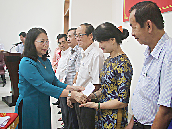 Đồng chí Nguyễn Thị Yến, Phó Bí thư Thường trực Tỉnh ủy, Trưởng Đoàn Đại biểu Quốc hội tỉnh tặng quà của Đảng ủy Khối Cơ quan tỉnh cho cán bộ, đảng viên là thương binh, con liệt sĩ đang công tác tại các cơ quan, đơn vị thuộc Khối Cơ quan tỉnh.