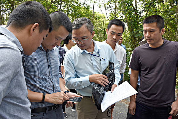 Ông Lê Viết Lam, Chủ tịch HĐQT Tập đoàn Sun Group (bìa phải) trong một lần khảo sát KDL Núi Dinh.