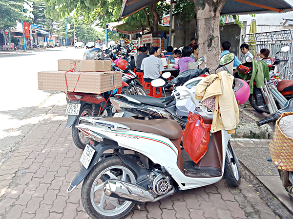 Vỉa hè đường 27-4 (TT.Phước Bửu, huyện Xuyên Mộc) bị lấn chiếm làm nơi kinh doanh, để xe.