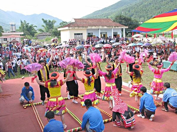 Múa sạp trong phiên chợ tình Đồng Văn.