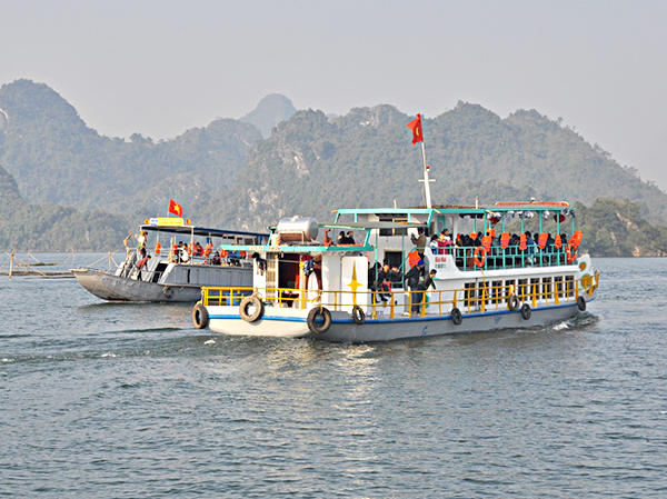 Đi thuyền ngắm cảnh trên lòng hồ thủy điện Hòa Bình.