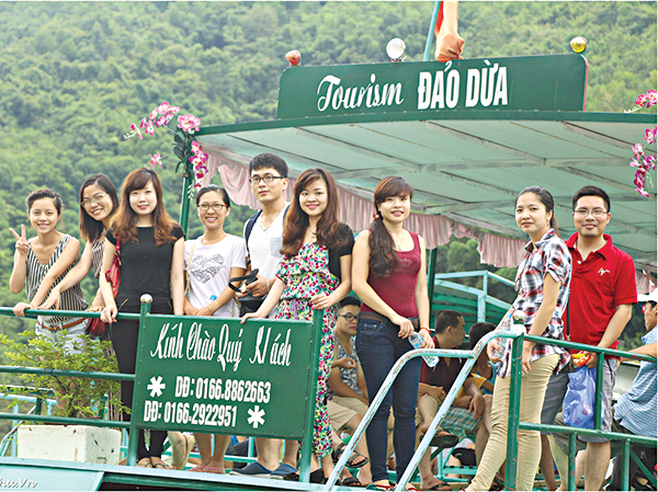 Du khách dạo chơi ở đảo Dừa trên lòng hồ thủy điện Hòa Bình.