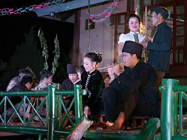 Trai gái tìm hiểu nhau trên sàn Hạn Khuống qua những lời Khắp trao duyên tình tứ.