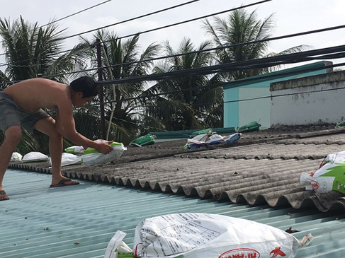 Người dân vùng biển Bình Đại (Bến Tre) chằng chống nhà cửa đề phòng mưa bão.