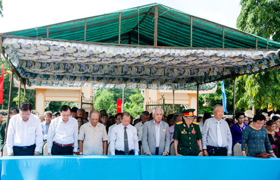 Các đại biểu dành phút mặc niệm để tưởng nhớ các anh hùng liệt sĩ tại buổi lễ.